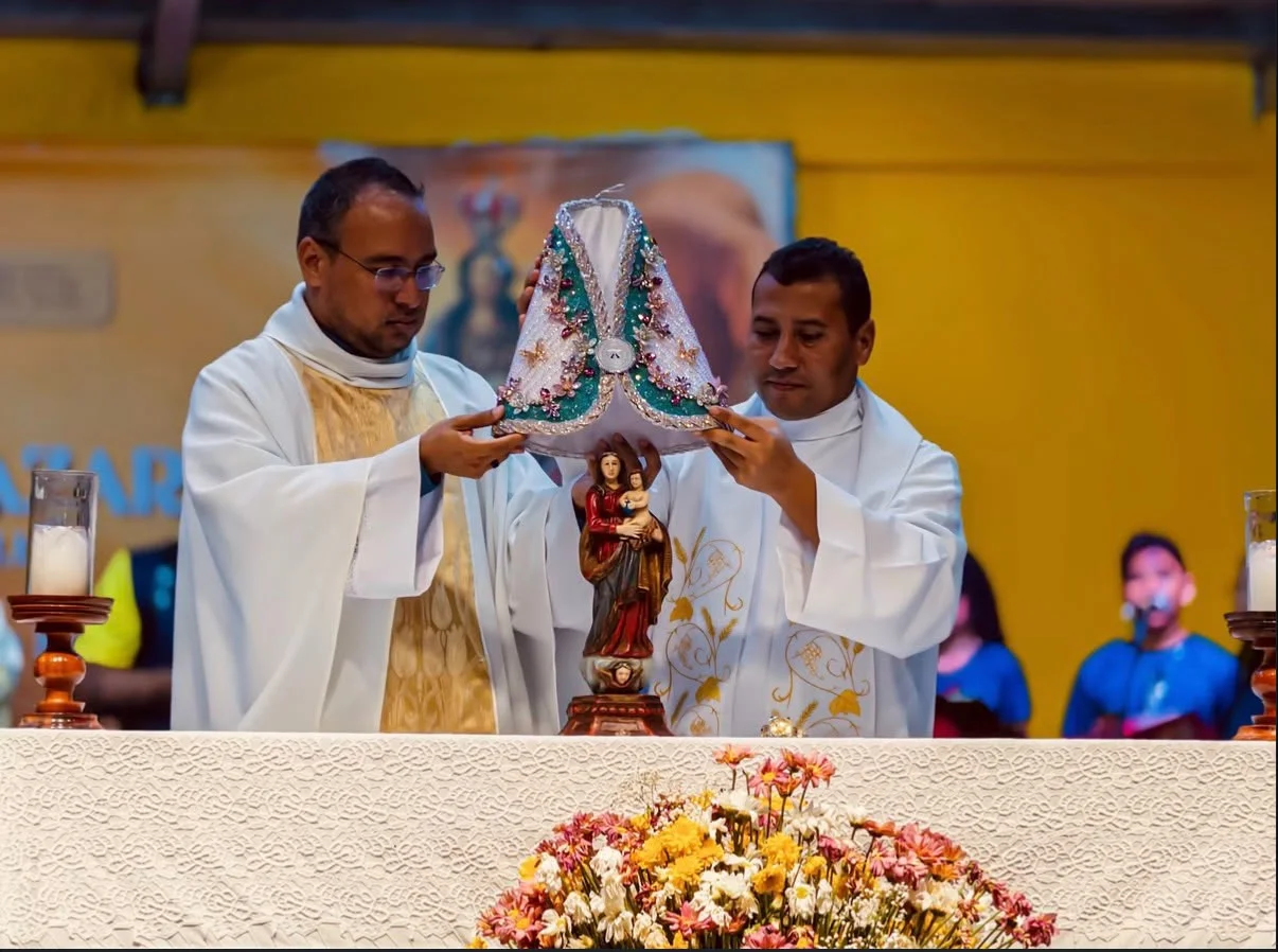 Padres apresentam o Manto do Círio das Crianças 2026 durante celebração no Santuário Nossa Senhora de Nazaré.