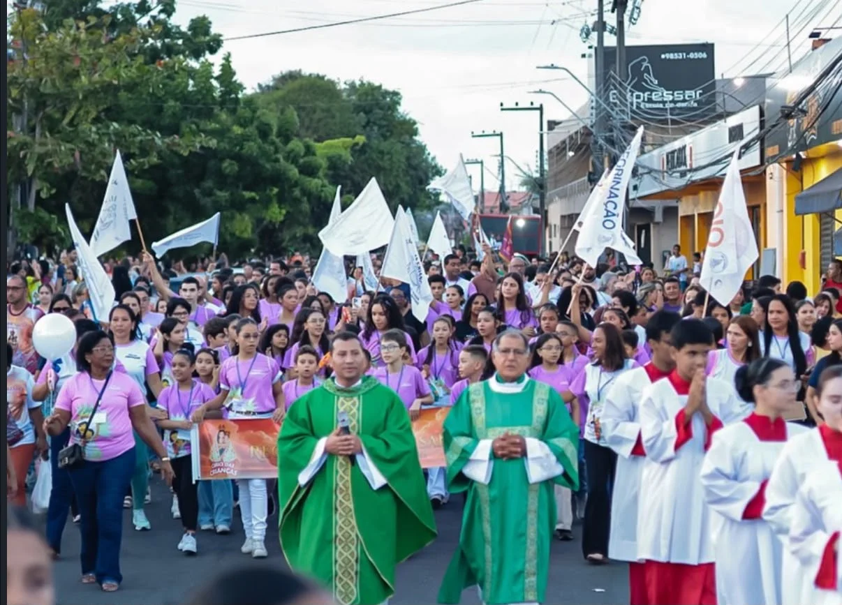 Crianças, famílias, sacerdotes e comunidade participam da procissão do 24º Círio das Crianças.
