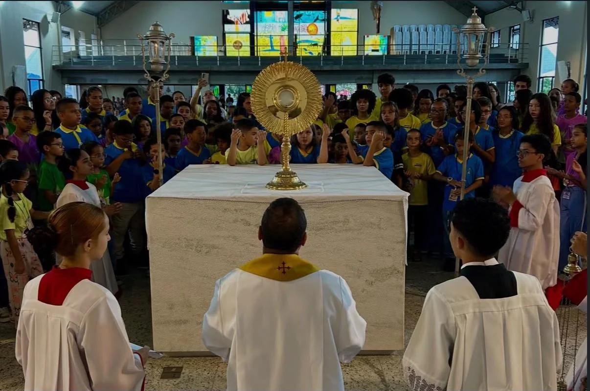 Crianças, adolescentes e familiares participam da primeira Adoração Eucarística do Círio das Crianças diante do Santíssimo Sacramento.