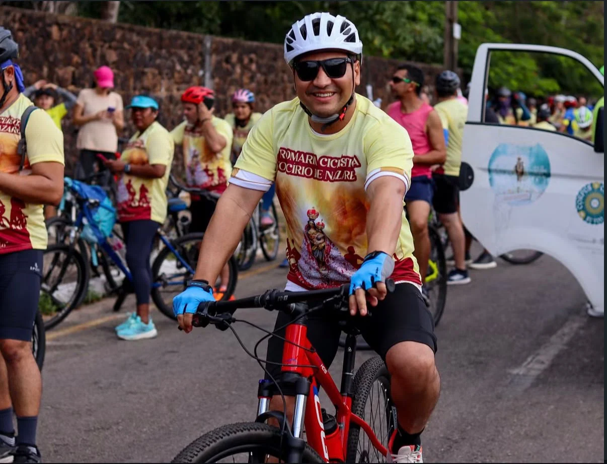 Padre James participa da IV Romaria Ciclística do Círio de Nazaré pelas ruas de São Luís.